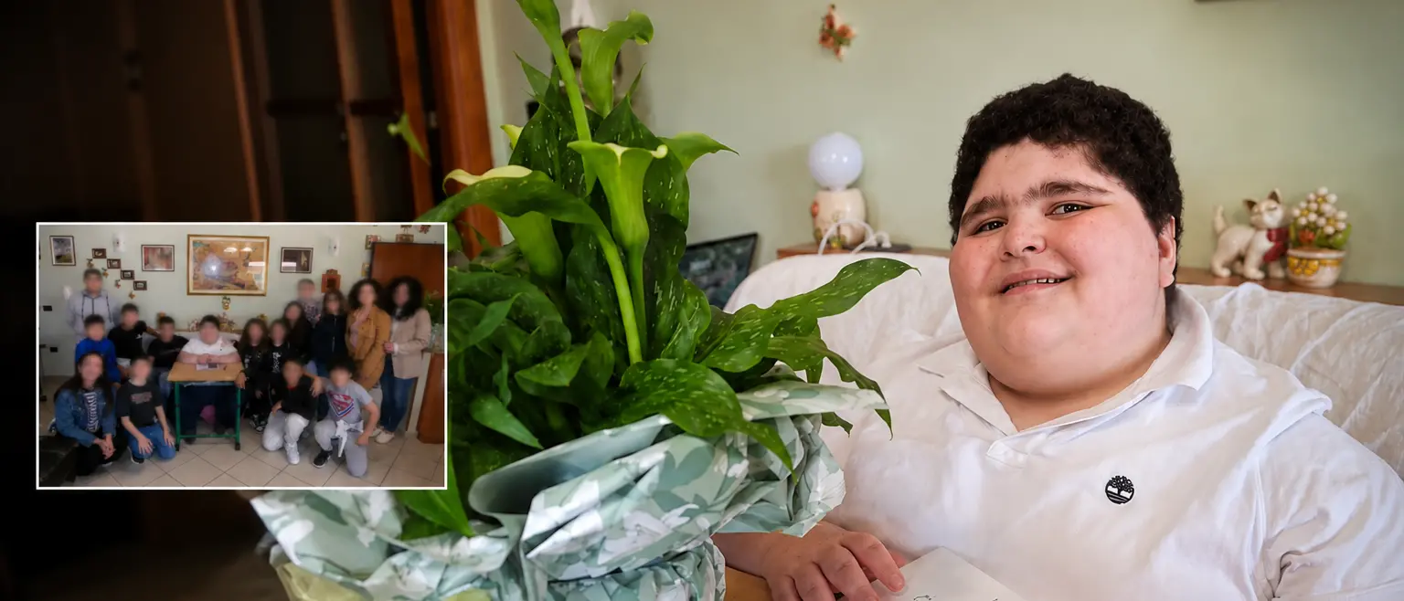 Sorpresa d'amore per Mariano: foto di classe con\u00A0compagni e professori a casa del 12enne affetto da una malattia rara