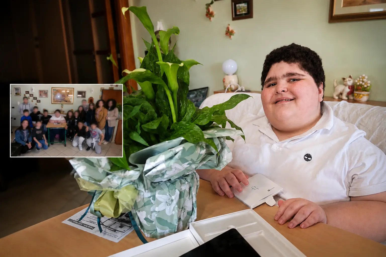 Sorpresa d'amore per Mariano: foto di classe con\u00A0compagni e professori a casa del 12enne affetto da una malattia rara