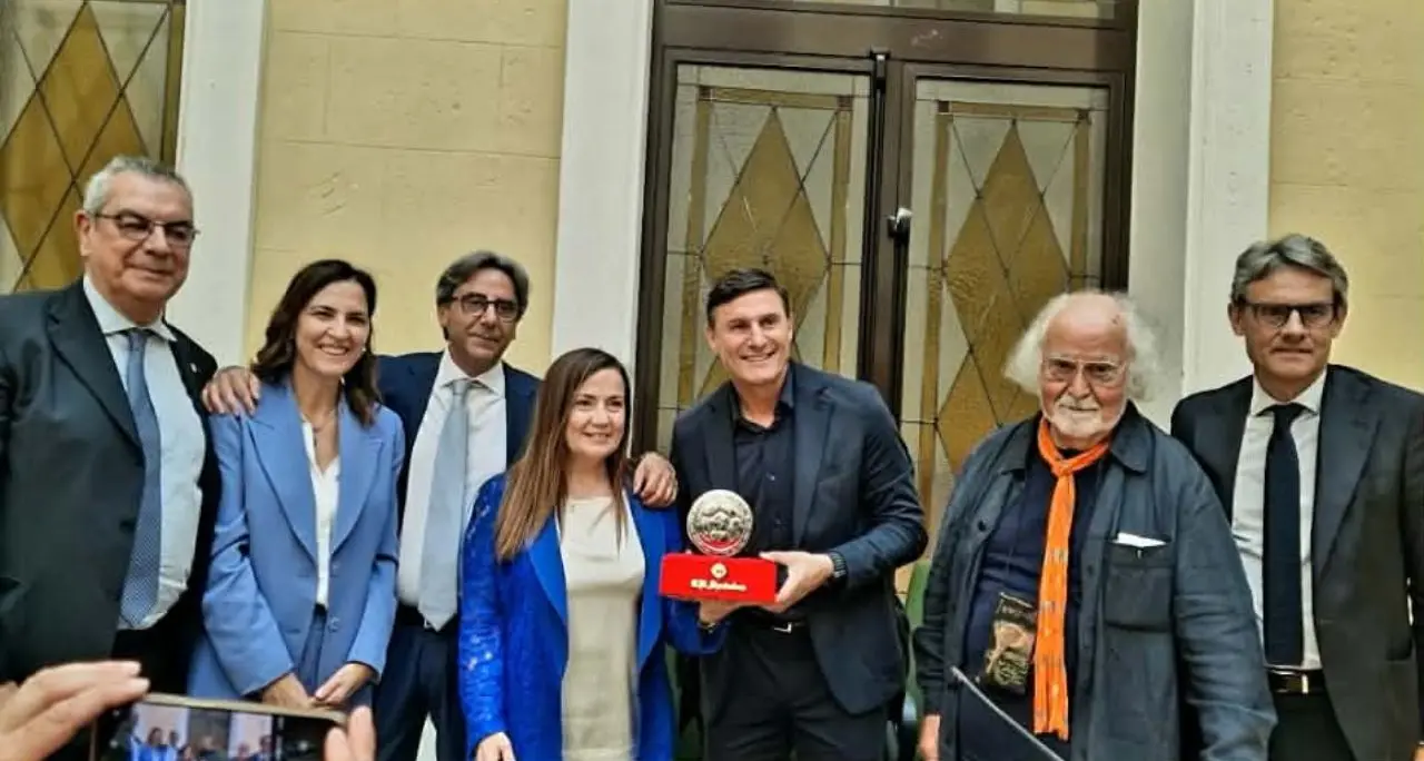 Premio Sportivo Oreste Granillo, Javier Zanetti conquista Reggio: «La Calabria sta crescendo grazie alla cultura del lavoro»\n