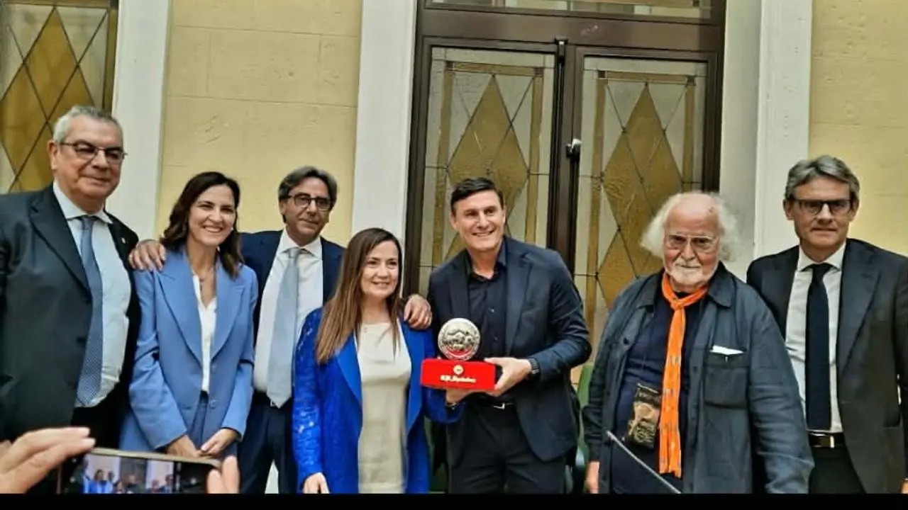 Premio Sportivo Oreste Granillo, Javier Zanetti conquista Reggio: «La Calabria sta crescendo grazie alla cultura del lavoro»\n
