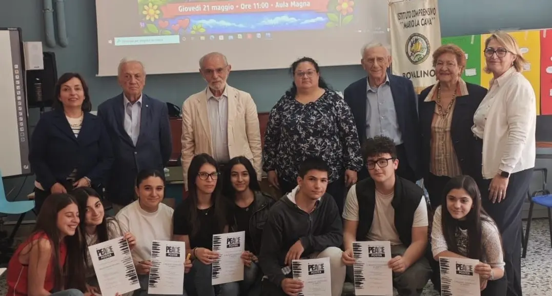 “Un poster per la pace”: Lions Club Locri e scuola insieme per un futuro migliore\n