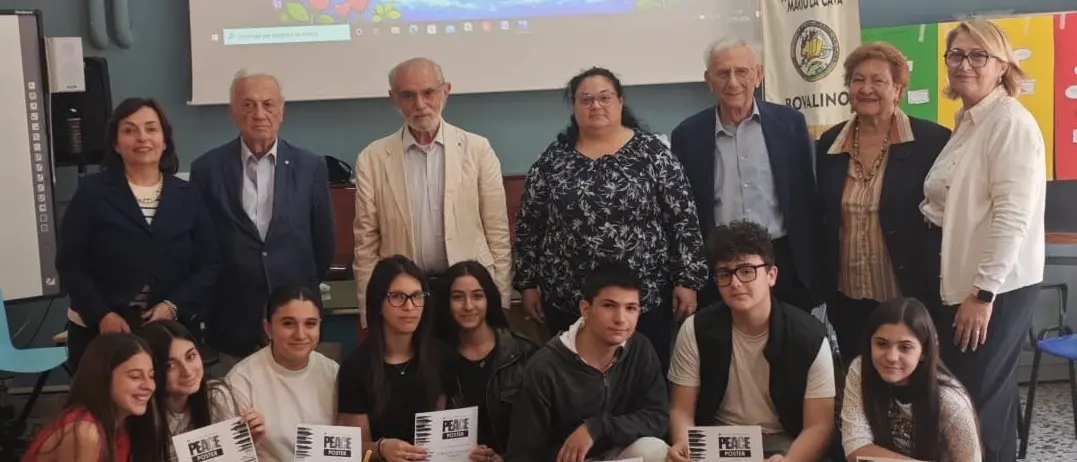 “Un poster per la pace”: Lions Club Locri e scuola insieme per un futuro migliore\n