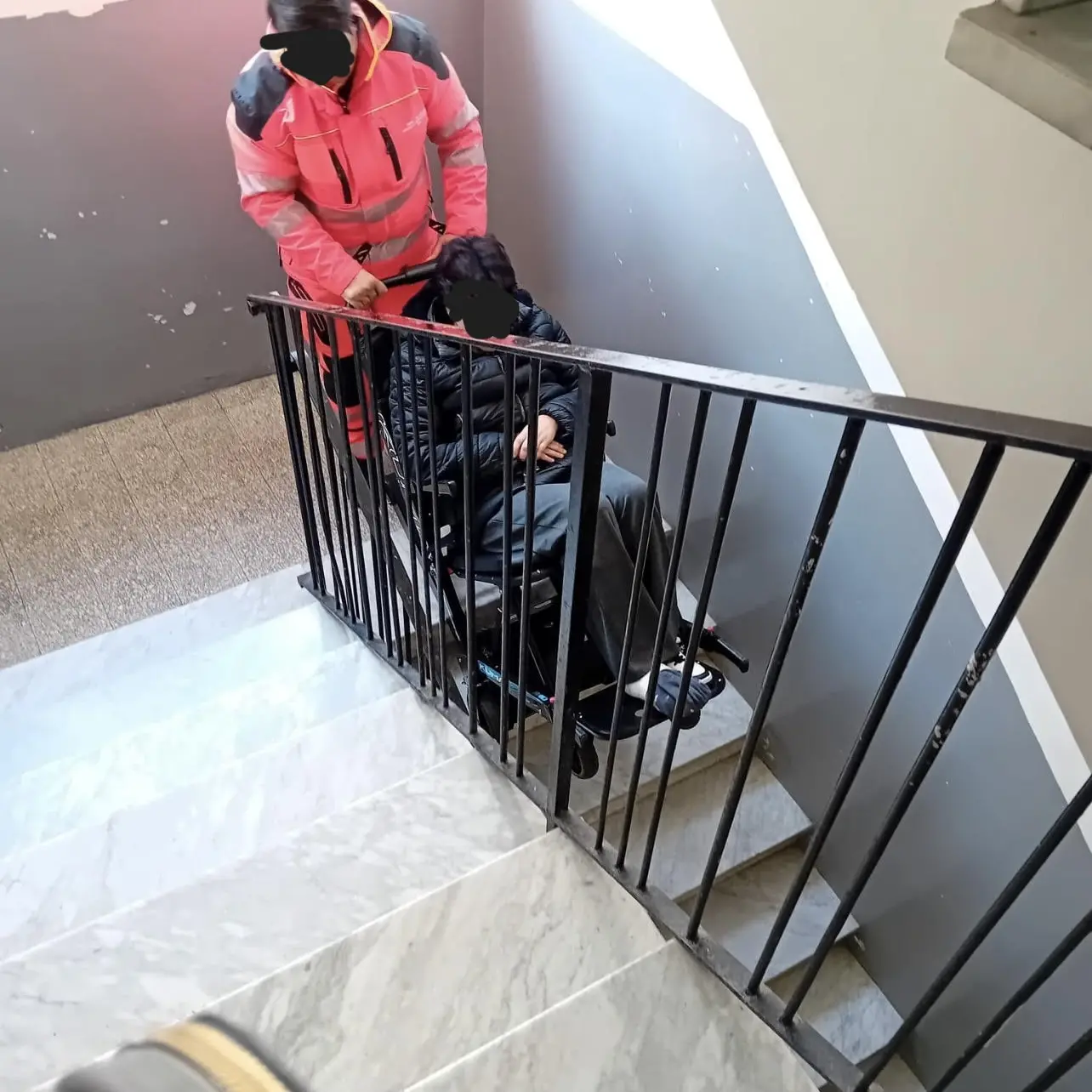 <p>Catanzaro, vedova con figli disabili in alloggio popolare <span style=\"color:hsl(0, 75%, 60%);\">senza ascensore</span>. Pitaro: «Disatteso anche l’invito del Prefetto»</p>