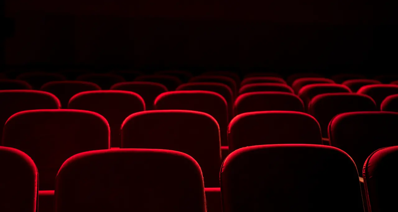 Da Debora Caprioglio a Pippo Franco, Mendicino diventa un palcoscenico diffuso tra teatro, miti e stelle\n