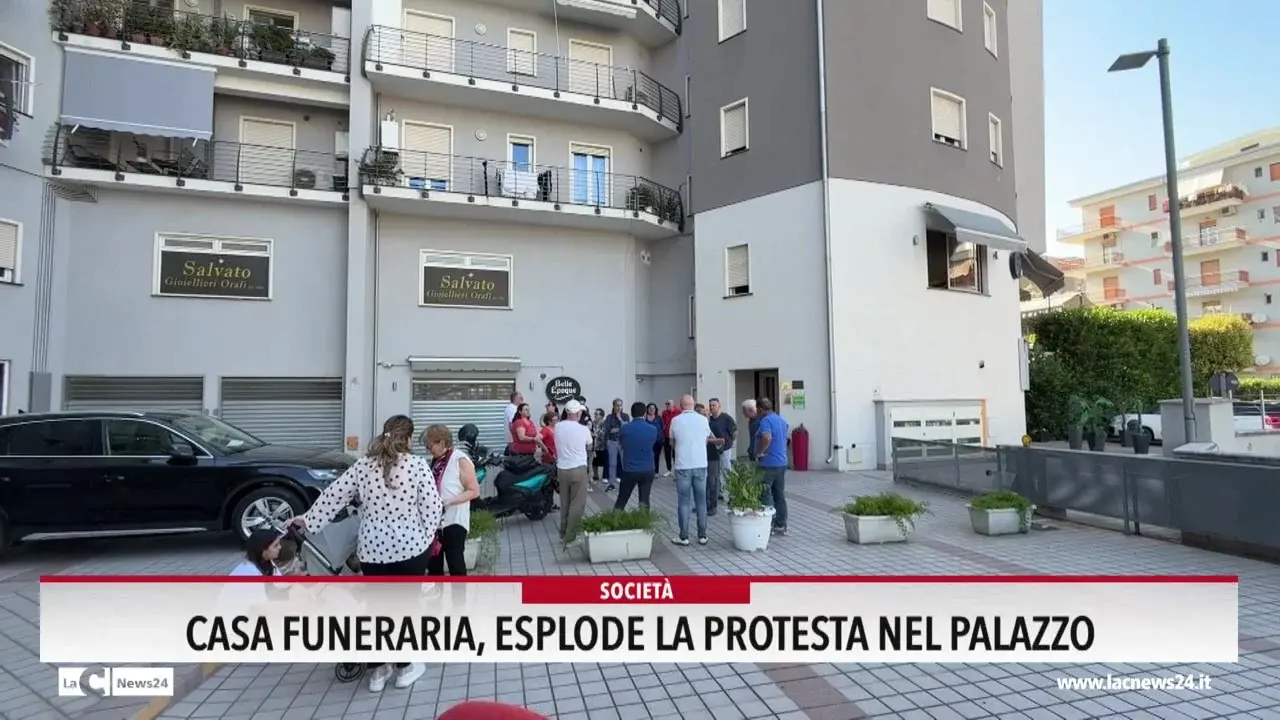 Casa funeraria e Corigliano Rossano, esplode la protesta nel palazzo