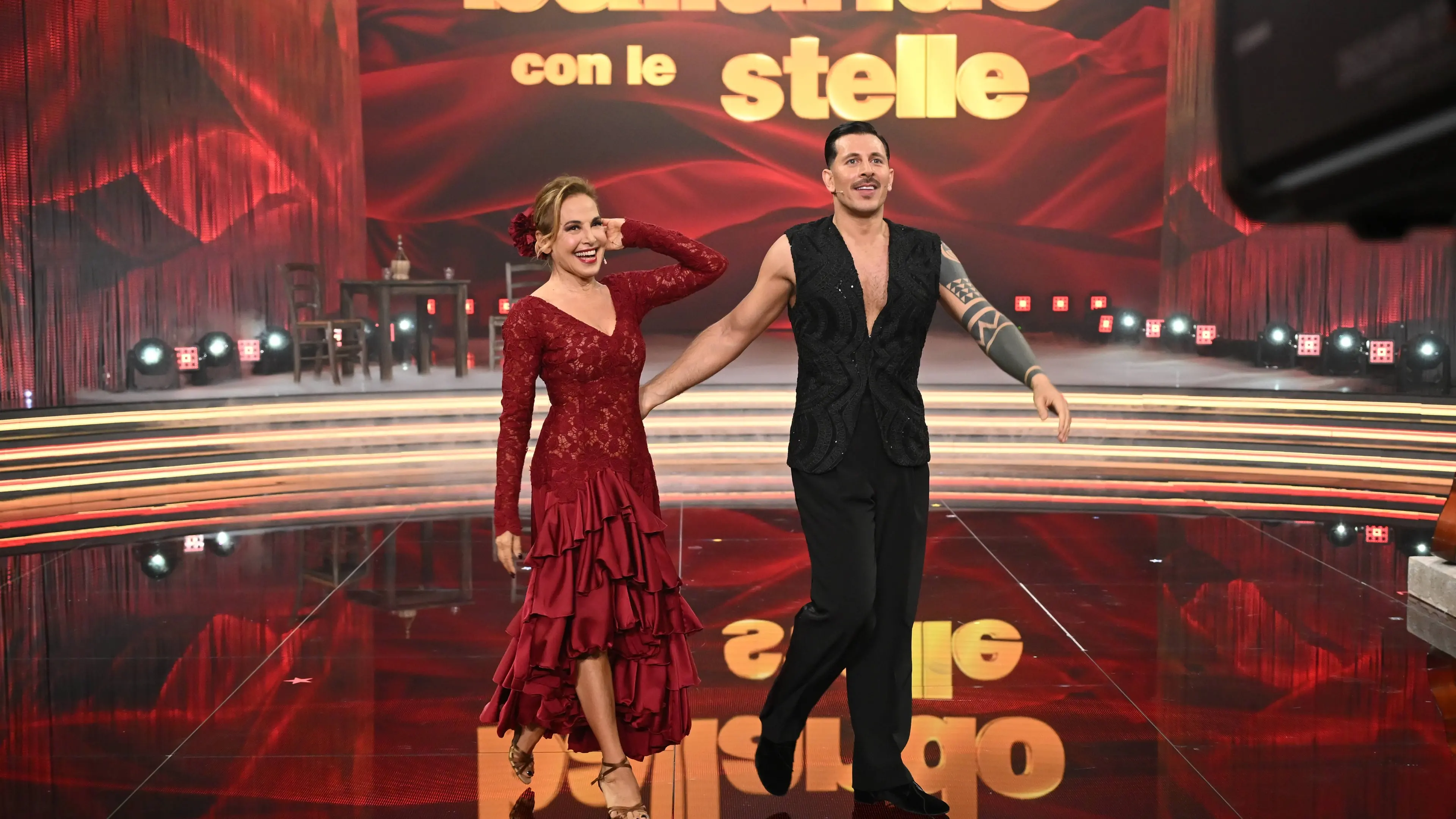 Roma : Auditorium Rai Foro Italico . Trasmissione Ballando con le stelle . Puntata otto . Nella foto : Barbara D\\'Urso e Pasquale La Rocca , Maurizio D Avanzo