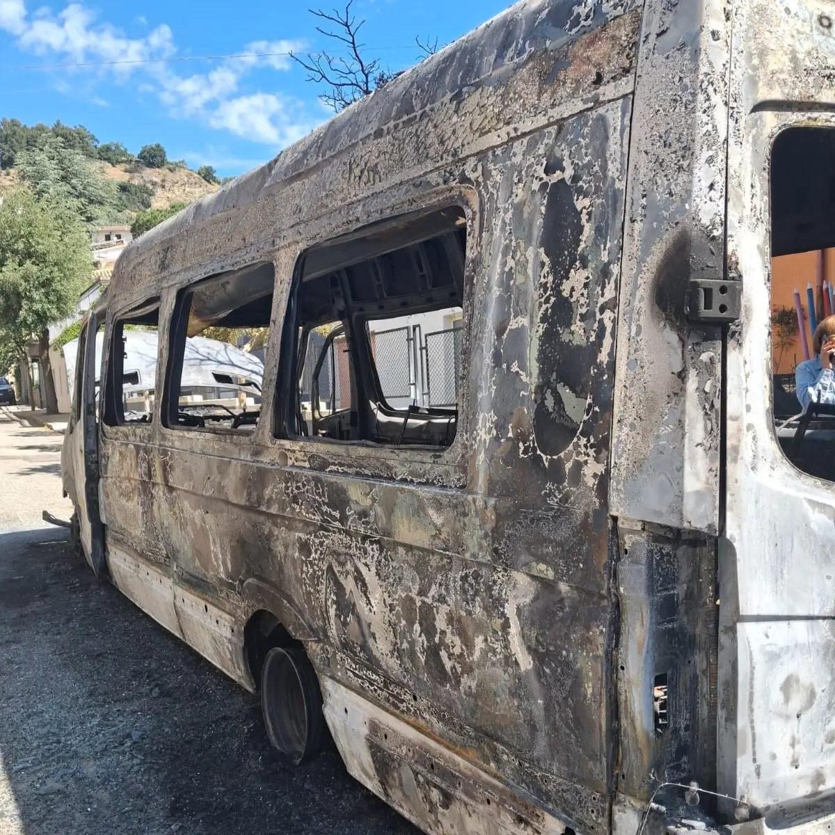 Cerchiara, va a fuoco uno scuolabus poco dopo la discesa degli alunni: nessun ferito\n