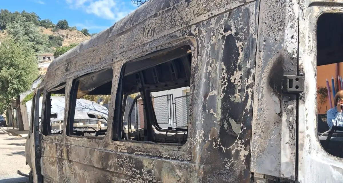 <p>Paura a Cerchiara, scuolabus in fiamme ma per fortuna gli alunni erano appena scesi: nessun ferito</p>