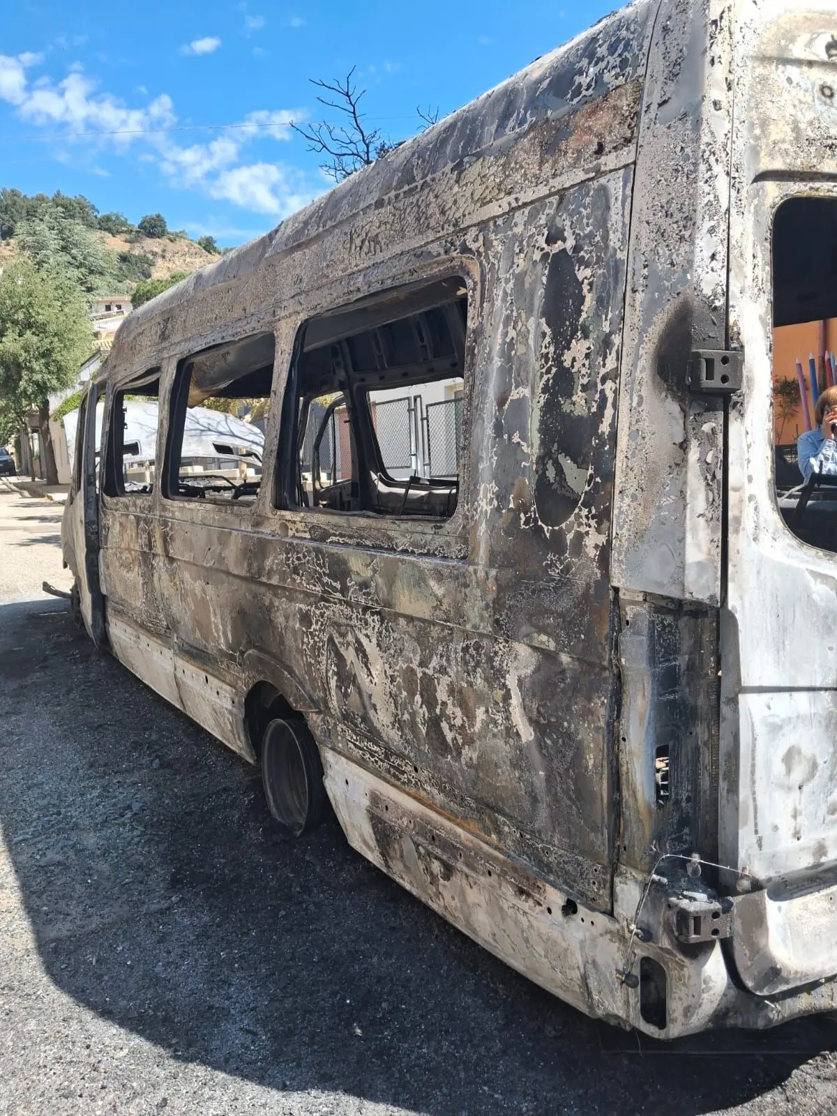 Cerchiara, va a fuoco uno scuolabus poco dopo la discesa degli alunni: nessun ferito\n
