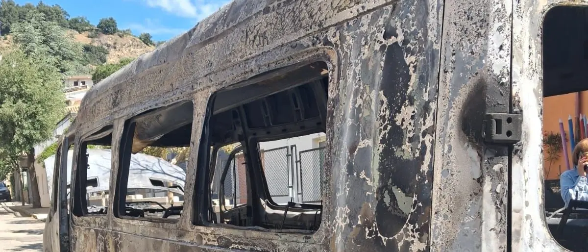 Cerchiara, va a fuoco uno scuolabus poco dopo la discesa degli alunni: nessun ferito\n