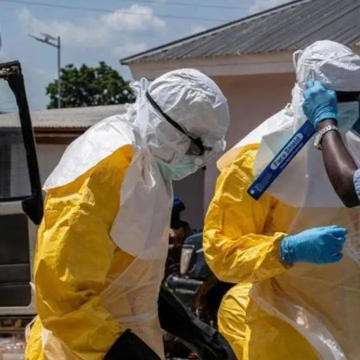 Ebola, Save the Children: «Virus avanti a velocità mai vista prima. Un morto su 4 è un bambino»\n