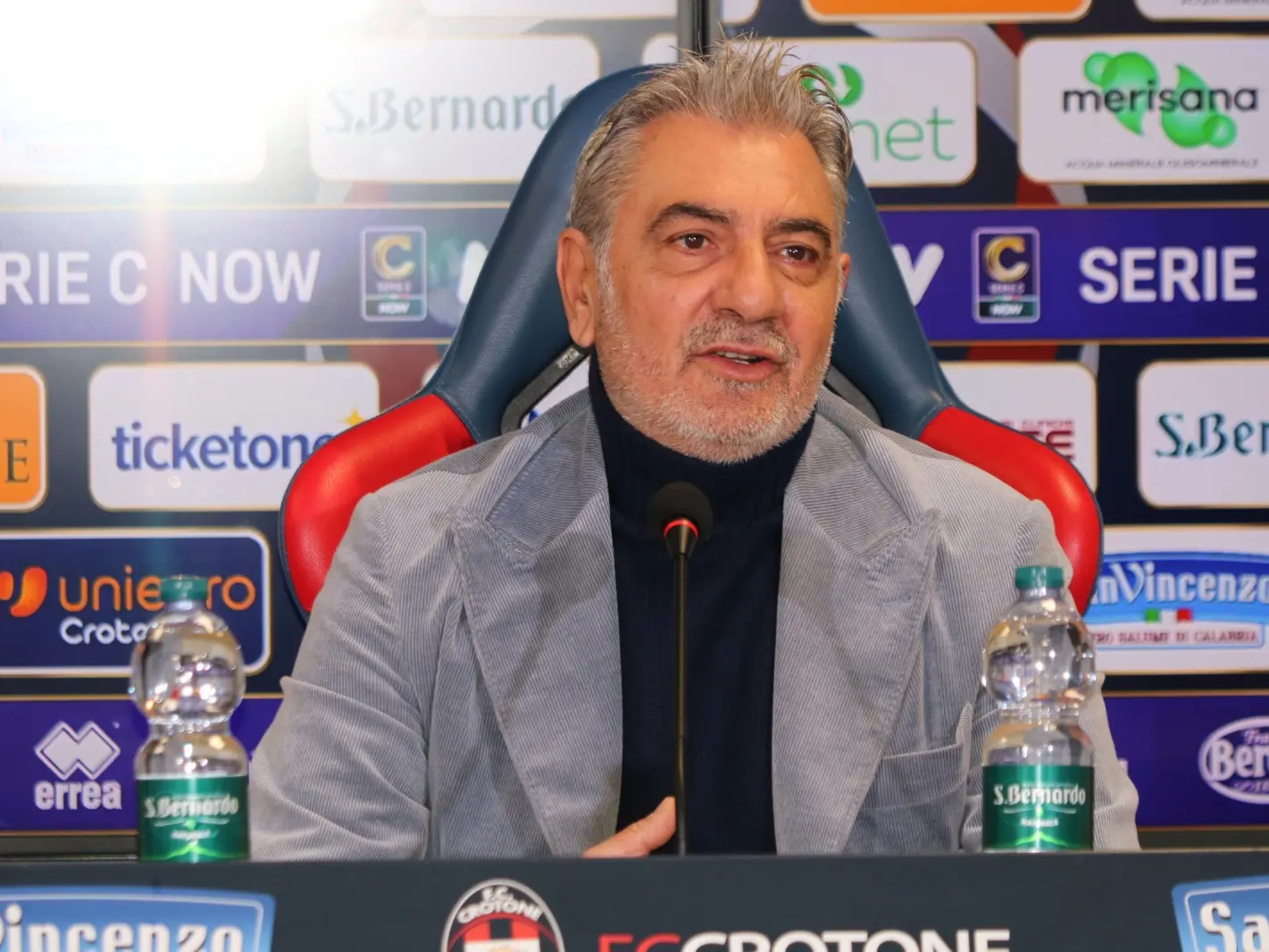 Crotone calcio in difficoltà economiche, il sindaco incontra Vrenna e si appella alla città: «Tutti diano il proprio contributo»
