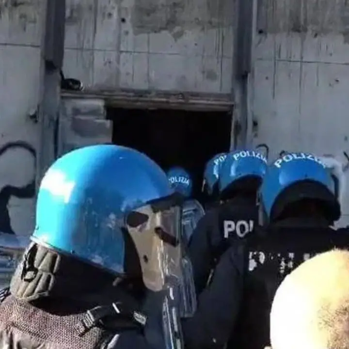 Adescata, segregata e costretta a violenze sessuali di gruppo per tre giorni: 5 fermi a Roma\n