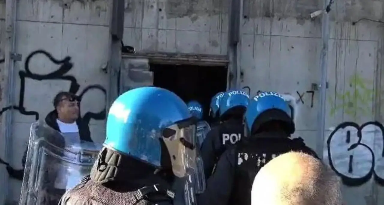 Adescata, segregata e costretta a violenze sessuali di gruppo per tre giorni: 5 fermi a Roma\n