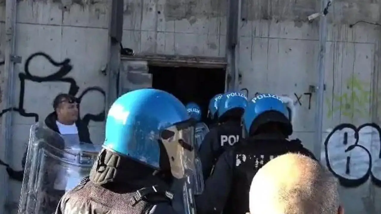 Adescata, segregata e costretta a violenze sessuali di gruppo per tre giorni: 5 fermi a Roma\n