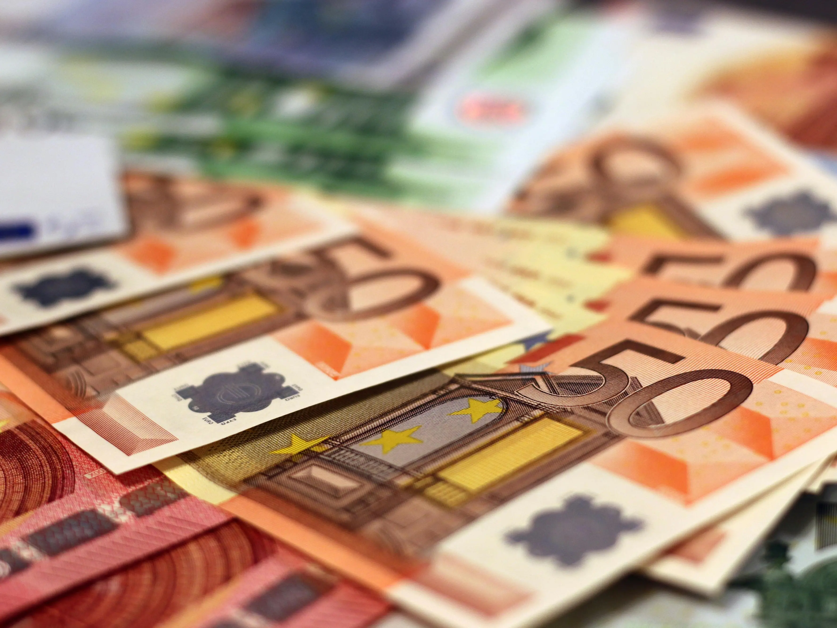 Bilanci familiari in crisi, italiani costretti a indebitarsi per far fronte alle spese quotidiane