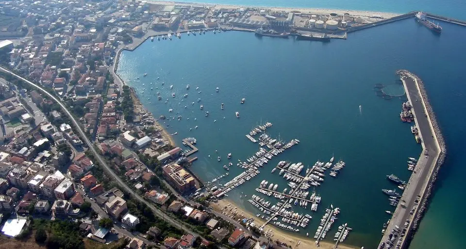 <p>A Vibo Marina <span style=\"color:hsl(0, 75%, 60%);\">la storia può aspettare</span>: dopo due anni la denominazione “Porto Santa Venere” non è stata ancora adottata</p>