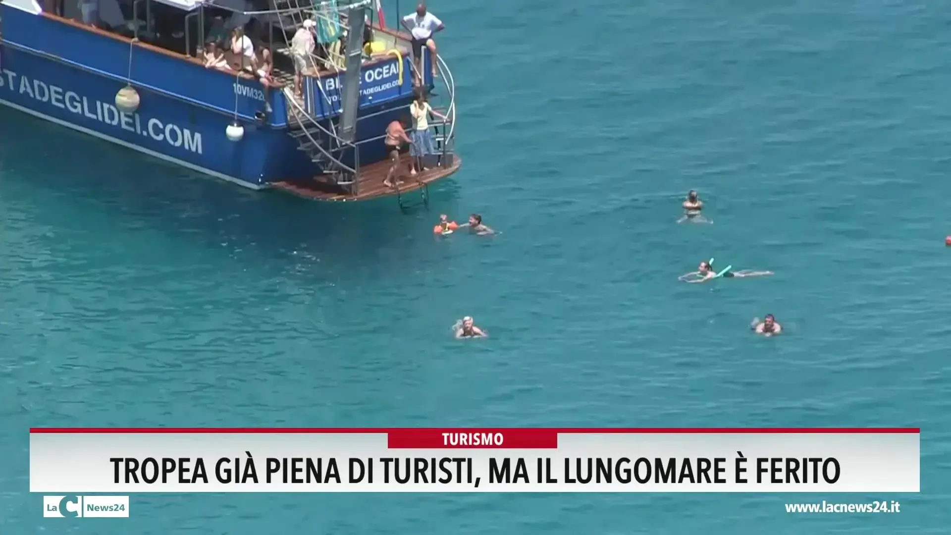 Tropea gia piena di turisti, ma il lungomare e ferito