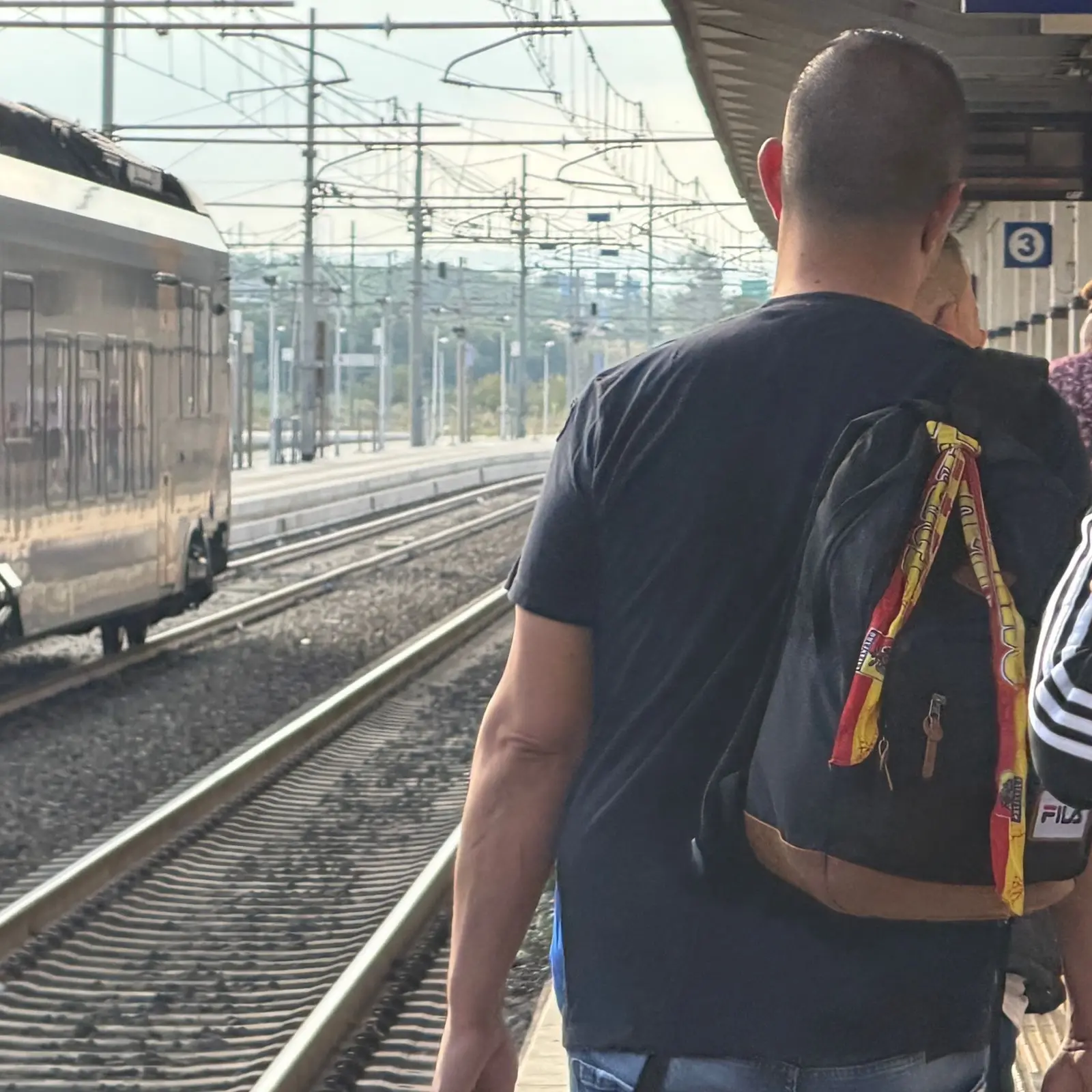 <p>Circolazione ferroviaria sospesa a Rosarno per un guasto. Bloccati a Lamezia i tifosi del Catanzaro in partenza per Monza</p>