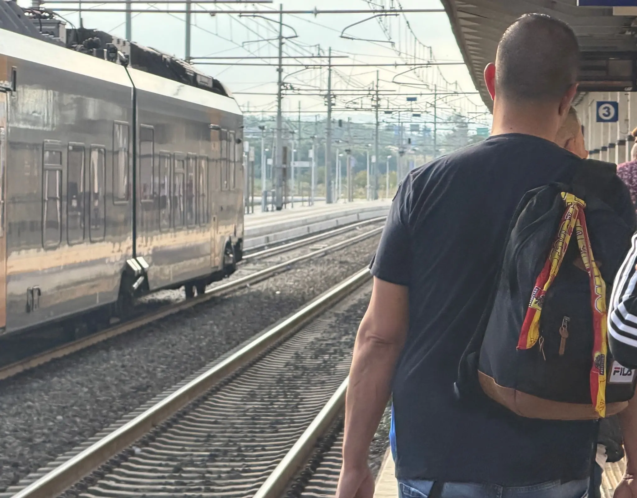 <p>Circolazione ferroviaria sospesa a Rosarno per un guasto. Bloccati a Lamezia i tifosi del Catanzaro in partenza per Monza</p>