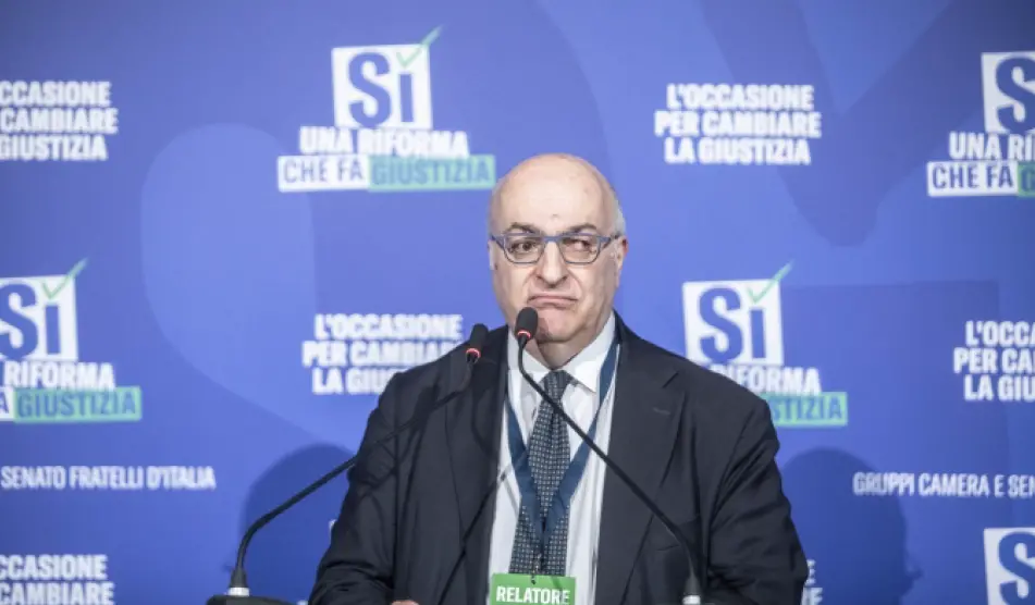Sechi licenziato da Libero, «due parole» polemiche nell’editoriale di addio e lo scontro sulla scorta: «Una sceneggiata»\n