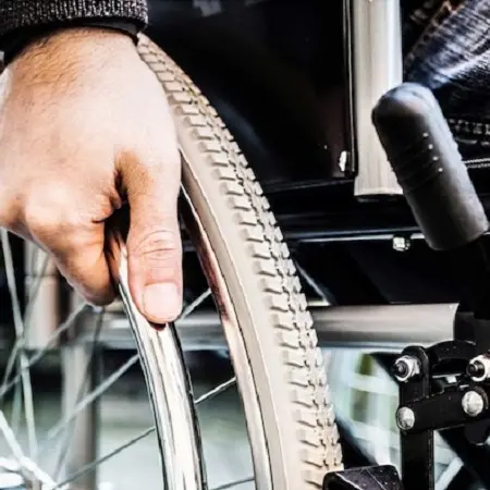 Assistenza domiciliare sospesa a Lamezia, famiglie e associazioni: «Diritti negati a persone con disabilità e anziani»\n