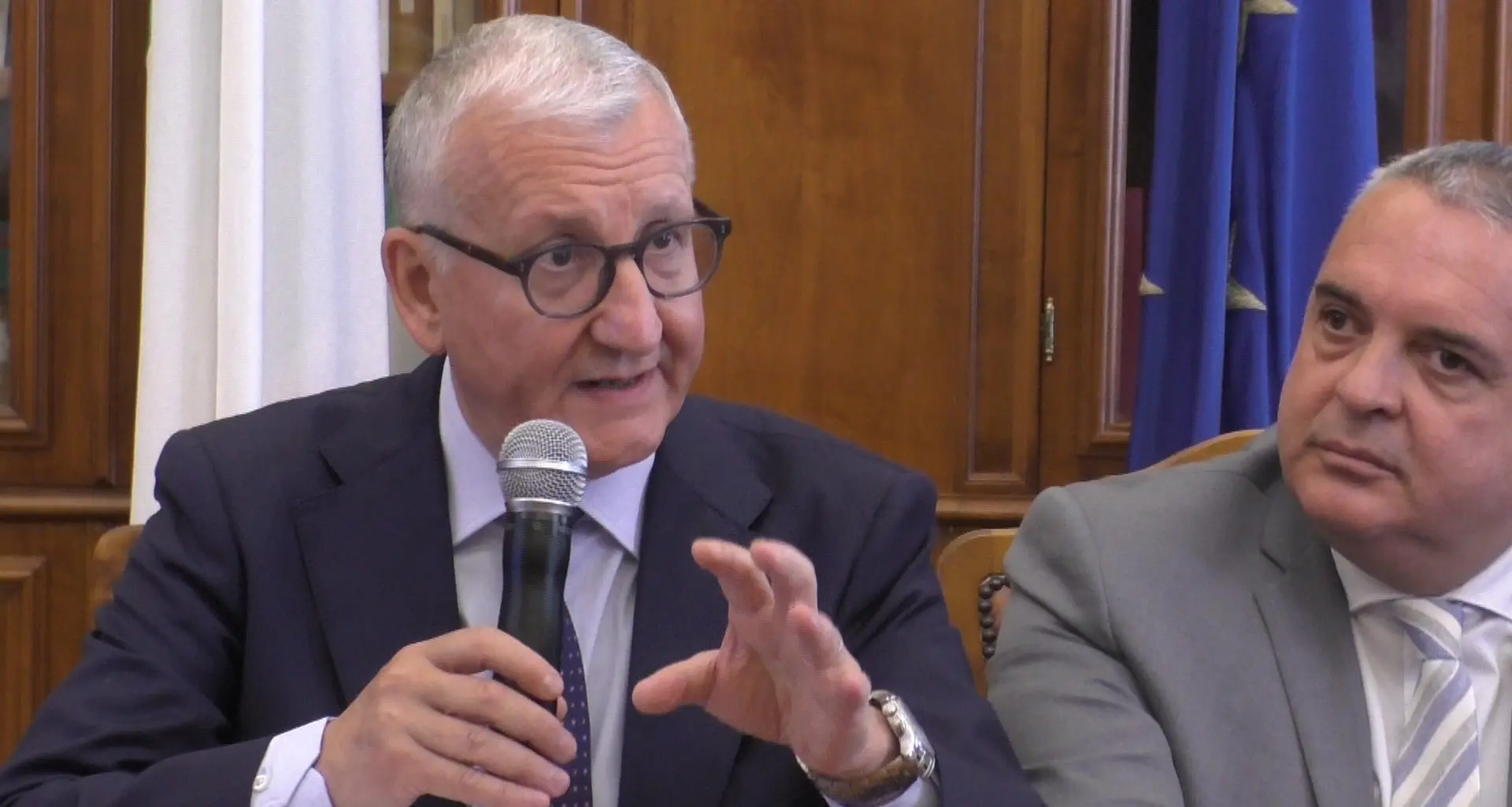 <p>Il prefetto De Rosa saluta Catanzaro: il monito sugli appetiti della ‘’ndrangheta per i fondi e <span style=\"color:hsl(0, 75%, 60%);\">l’annuncio su Scordovillo</span> </p>