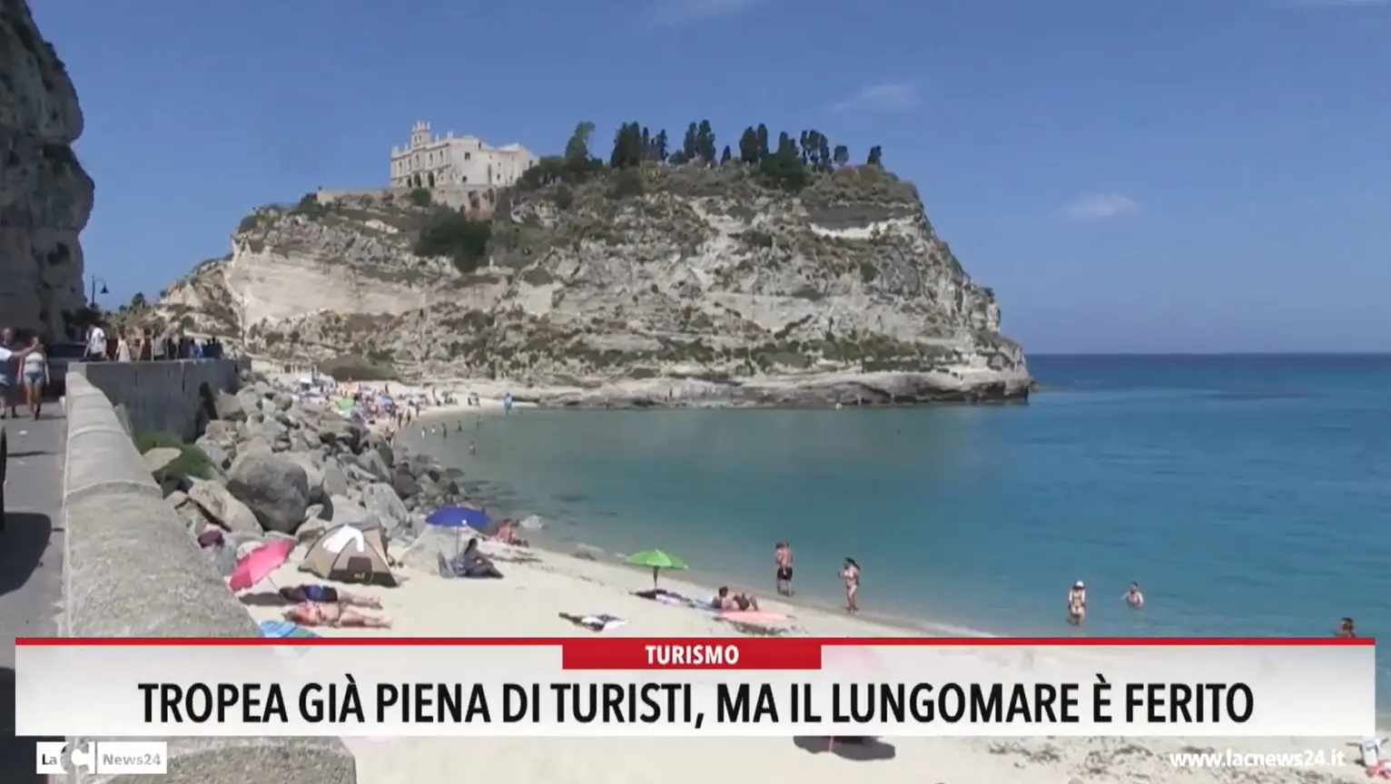 Tropea già piena di turisti ma il lungomare è ferito