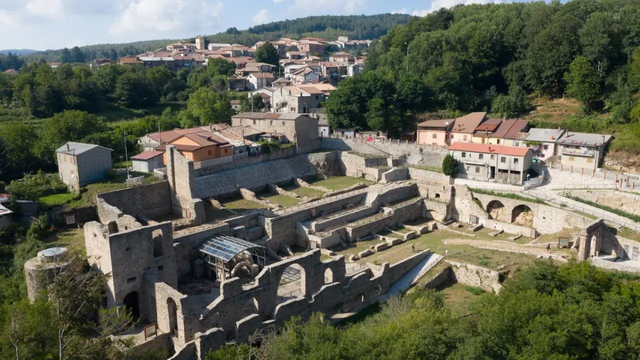 <p>Mongiana, polemica culturale dopo la lettera di una scuola torinese. Il sindaco: «Parlare delle <span style=\"color:hsl(0, 75%, 60%);\">Reali Ferriere</span> non è revisionismo»</p>