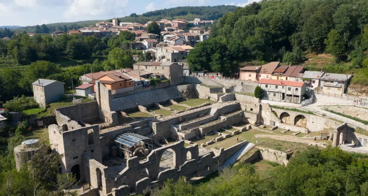 <p>Mongiana, polemica culturale dopo la lettera di una scuola torinese. Il sindaco: «Parlare delle <span style=\"color:hsl(0, 75%, 60%);\">Reali Ferriere</span> non è revisionismo»</p>
