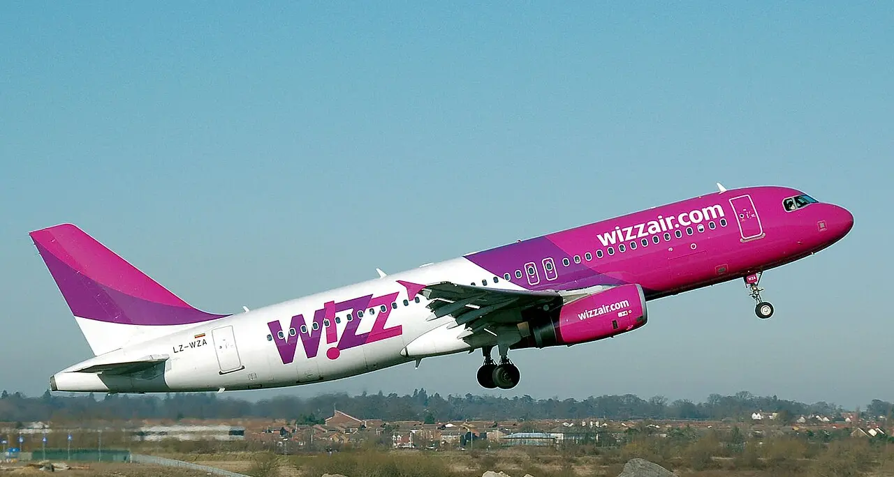 <p>Due voli Wizz Air al giorno da fine ottobre sulla<span style=\"color:hsl(0, 75%, 60%);\"> rotta Lamezia-Roma</span>: raggiunto l'accordo</p>