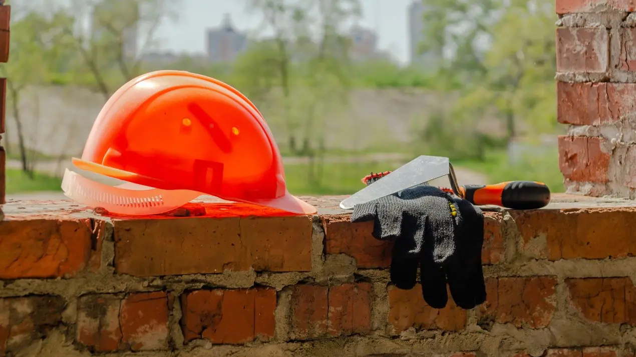 «Le morti sul lavoro non sono fatalità ma omicidi»: il dolore della vedova di Edison Malaj scuote gli studenti di Castrovillari\n