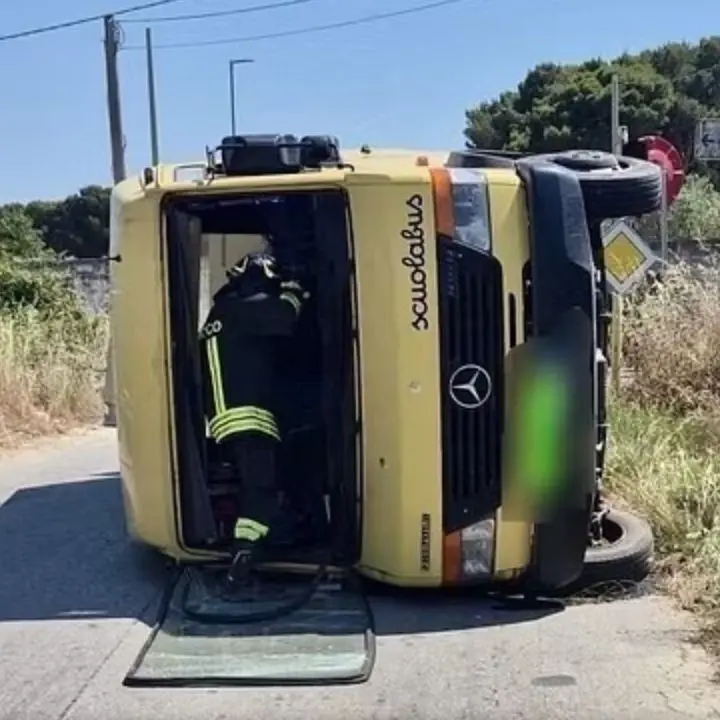 Scuolabus si ribalta dopo lo scontro con un suv, feriti quattordici bambini\n