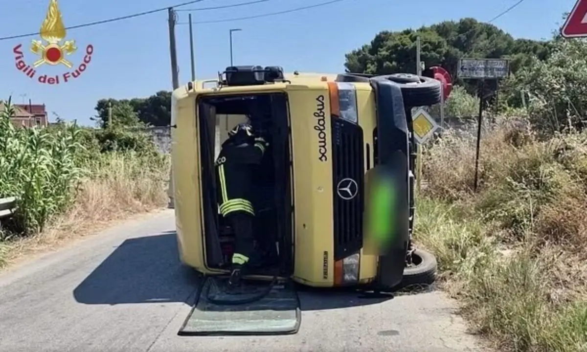 Scuolabus si ribalta dopo lo scontro con un suv, feriti quattordici bambini\n