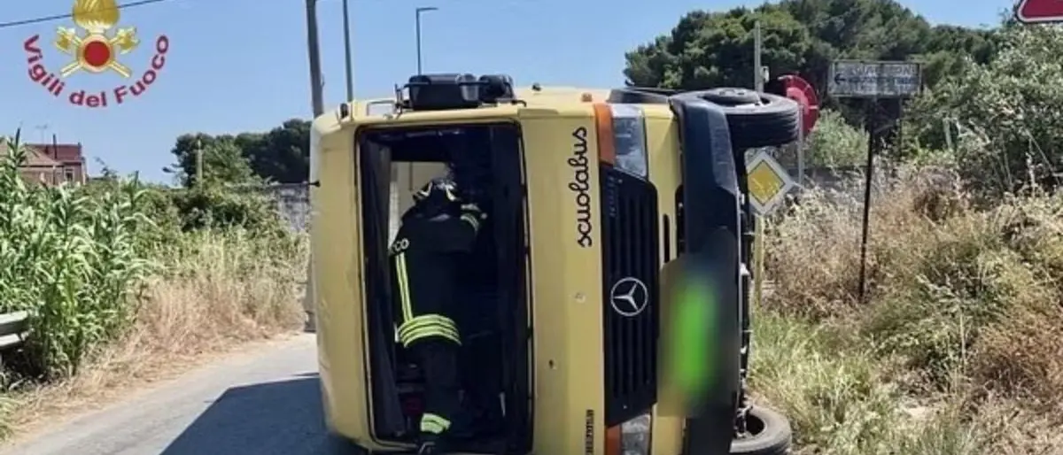 Scuolabus si ribalta dopo lo scontro con un suv, feriti quattordici bambini\n