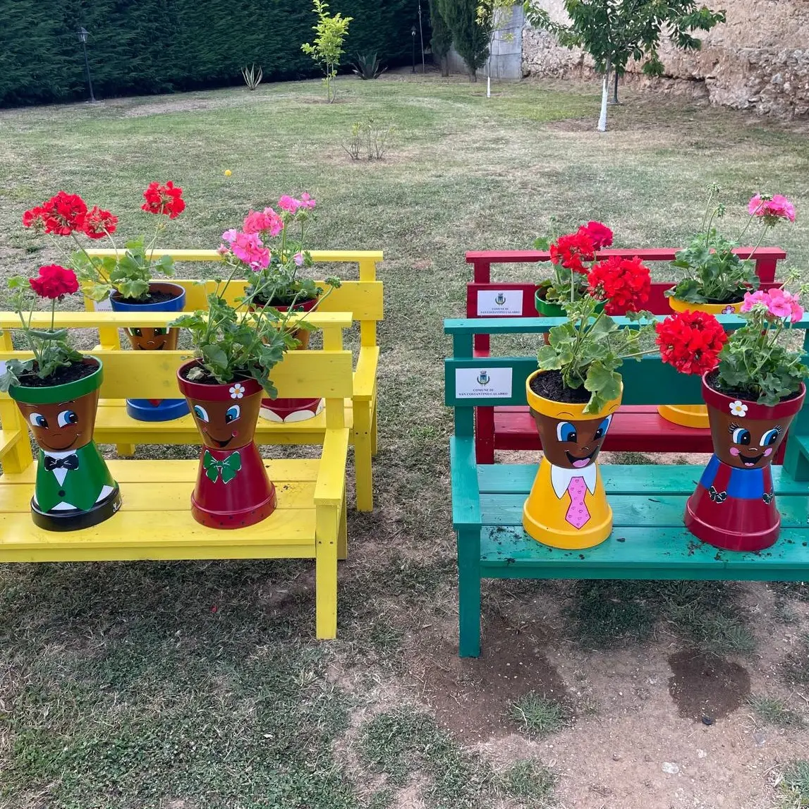 Panchine decorative e vasi di gerani: San Costantino Calabro si riempie di colori\n