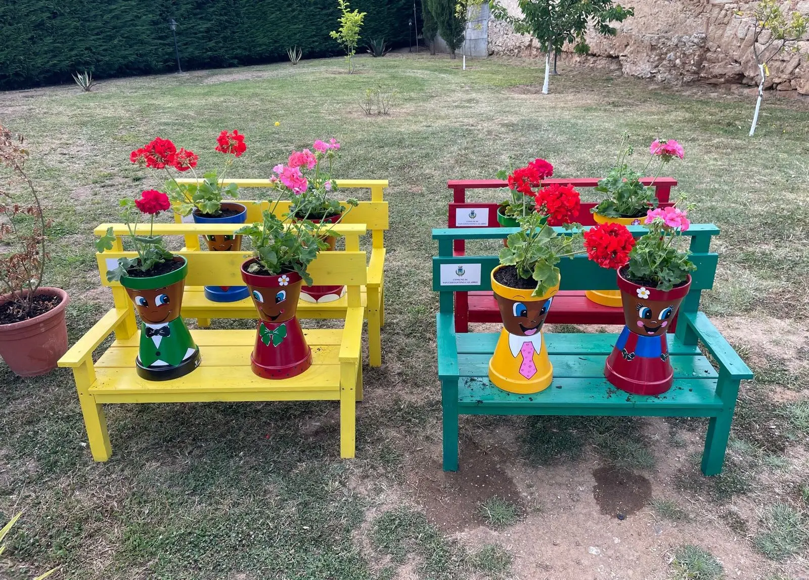 Panchine decorative e vasi di gerani: San Costantino Calabro si riempie di colori\n
