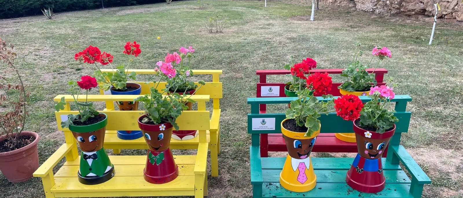 Panchine decorative e vasi di gerani: San Costantino Calabro si riempie di colori\n