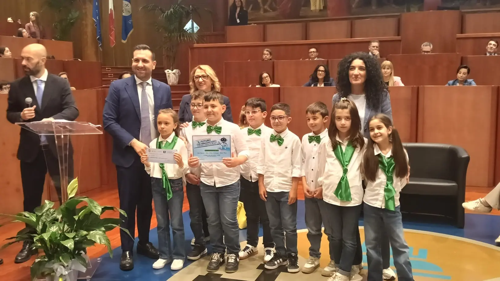 <p><span style=\"color:hsl(0, 75%, 60%);\">2075, il mondo come lo immaginano le giovani generazioni</span>. Premiate a palazzo Campanella le scuole calabresi vincitrici del concorso “Ragazzi in Aula”</p>