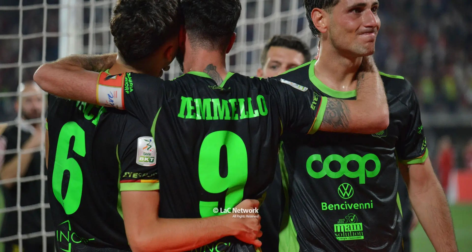 <p>Il Catanzaro <span style=\"color:hsl(0, 75%, 60%);\">non riesce nell’impresa a Monza</span>, non bastano i gol di Jack e Frosinini: finisce 0-2 e i brianzoli vanno in Serie A</p>
