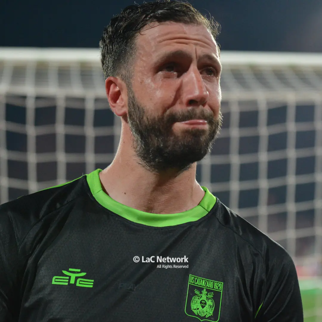 <p>Il Catanzaro <span style=\"color:hsl(0, 75%, 60%);\">non riesce nell’impresa a Monza</span>, non bastano i gol di Jack e Frosinini: finisce 0-2 e i brianzoli vanno in Serie A</p>