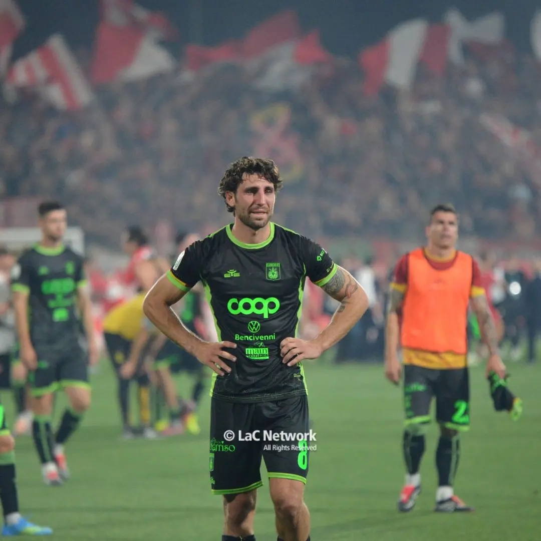 Orgoglio giallorosso: il Catanzaro ha espugnato Monza (0-2) ma la Serie A è sfuggita per il regolamento. Ora testa alla promozione diretta\n