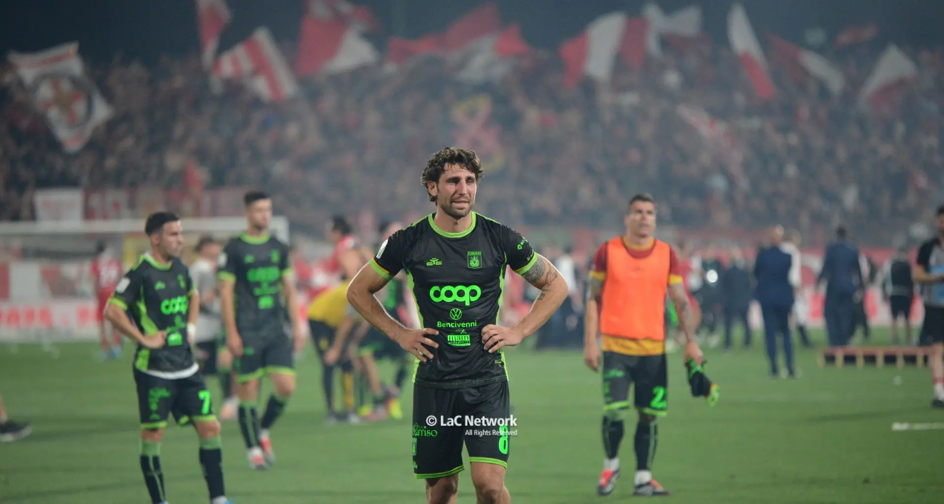 <p><span style=\"color:hsl(0, 75%, 60%);\">Orgoglio giallorosso</span>: il Catanzaro ha espugnato Monza (0-2) ma la Serie A è sfuggita per il regolamento. Ora testa alla promozione diretta</p>