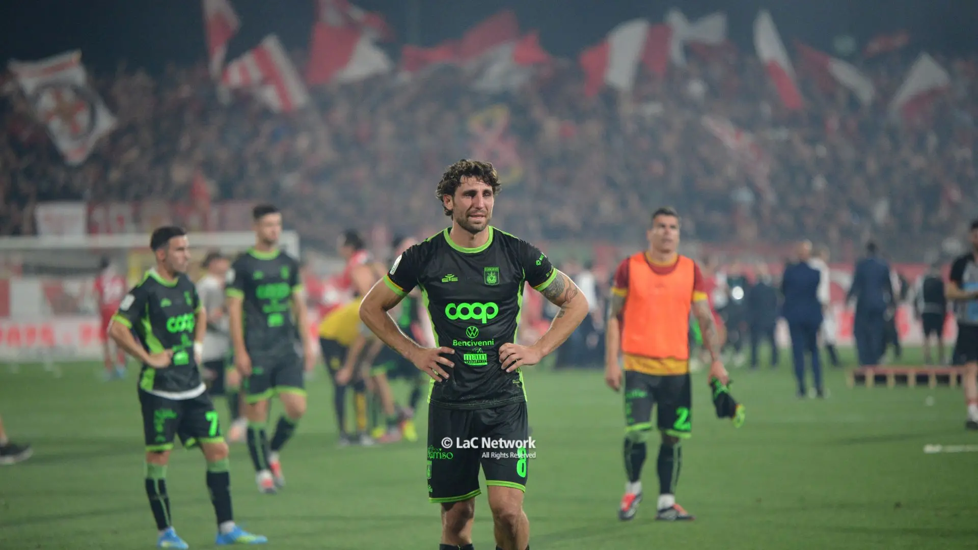 Orgoglio giallorosso: il Catanzaro ha espugnato Monza (0-2) ma la Serie A è sfuggita per il regolamento. Ora testa alla promozione diretta\n
