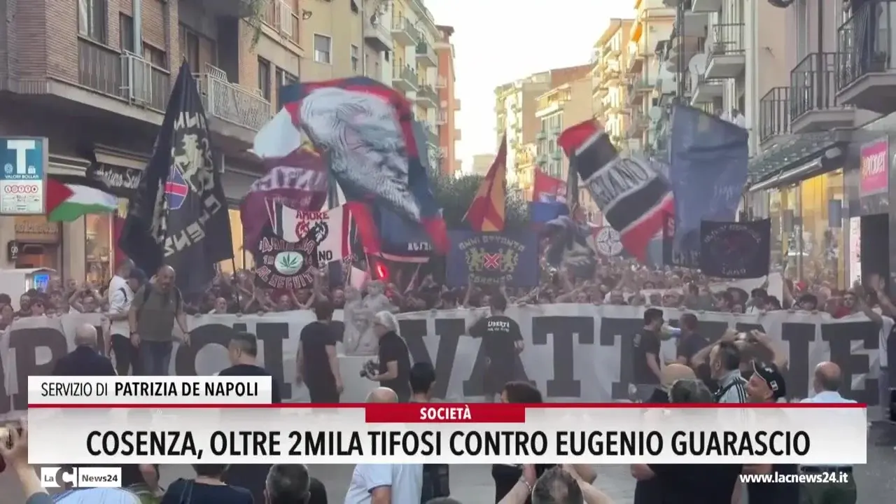 Cosenza, oltre 2mila tifosi contro Eugenio Guarascio