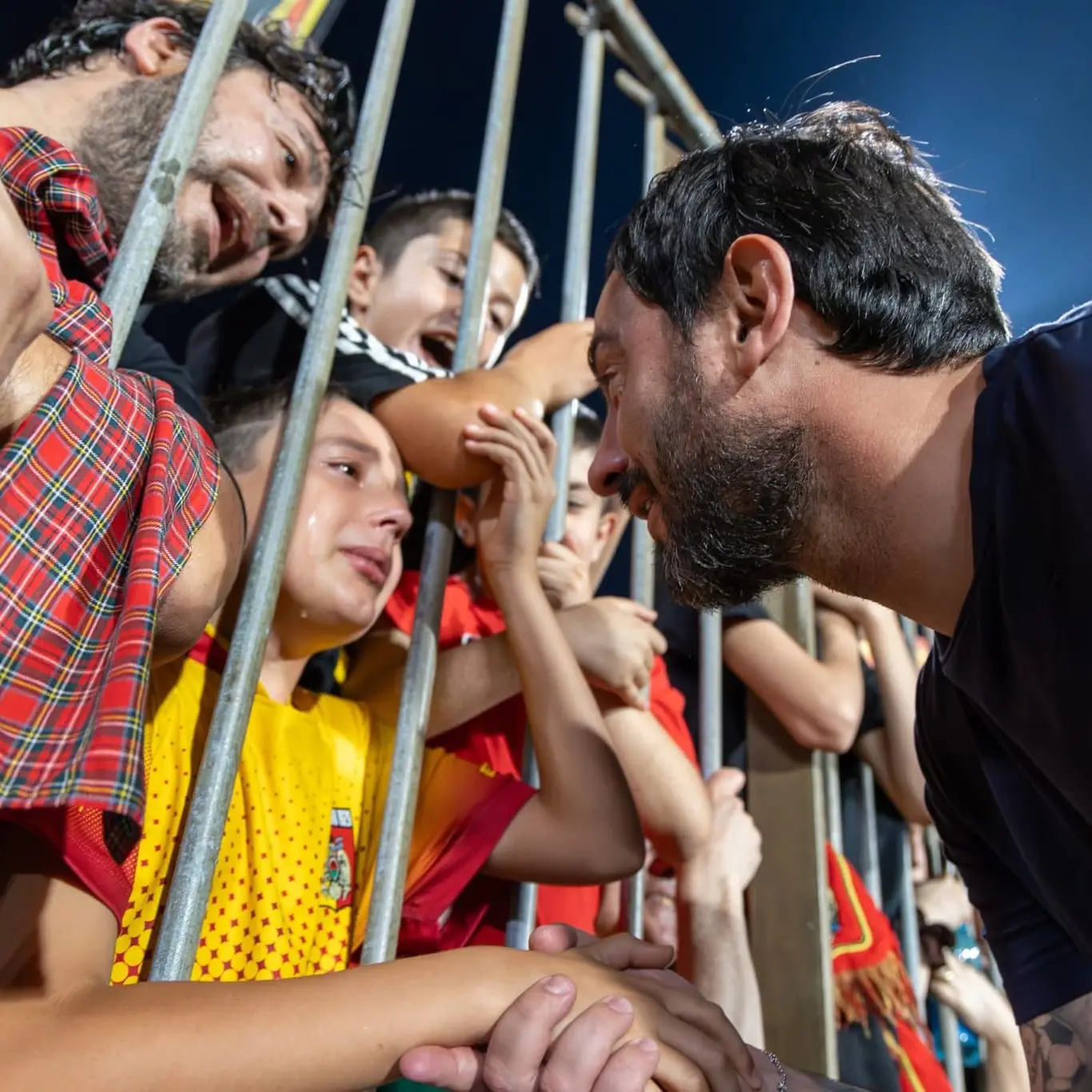 Le lacrime di un bambino e il sorriso di Aquilani che lo consola: il Catanzaro non va in Serie A ma ha vinto lo stesso\n