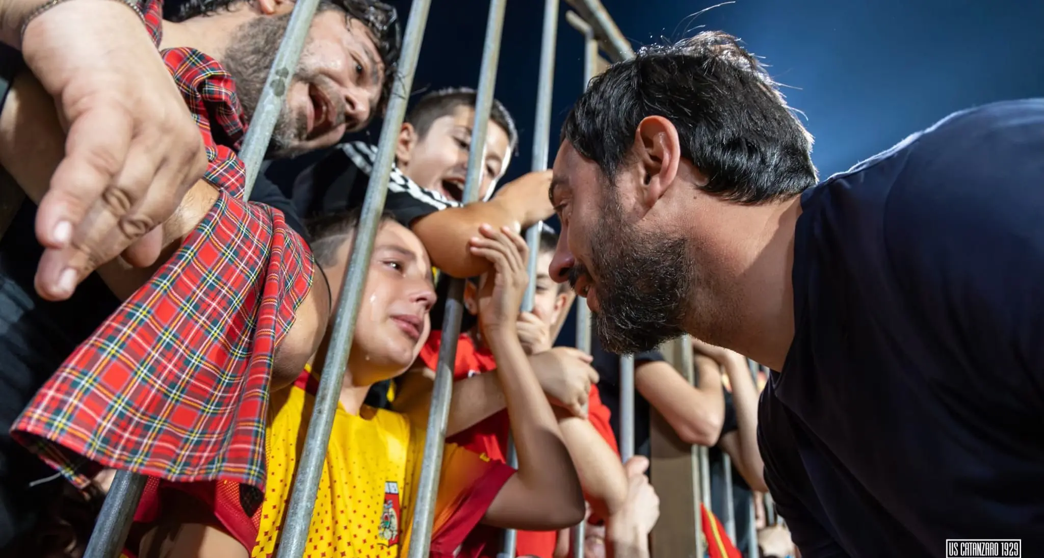 Le lacrime di un bambino e il sorriso di Aquilani che lo consola: il Catanzaro non va in Serie A ma ha vinto lo stesso\n