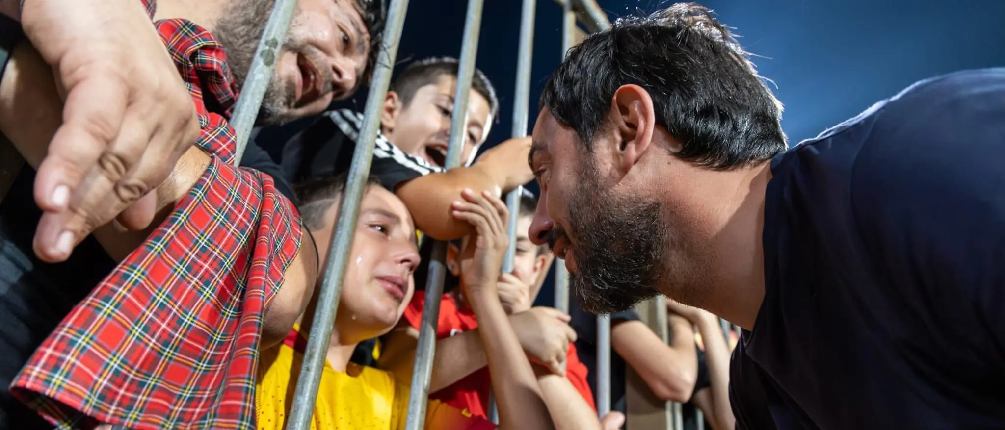 Le lacrime di un bambino e il sorriso di Aquilani che lo consola: il Catanzaro non va in Serie A ma ha vinto lo stesso\n