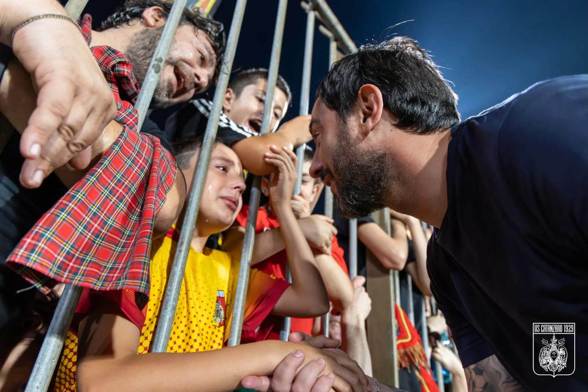 Le lacrime di un bambino e il sorriso di Aquilani che lo consola: il Catanzaro non va in Serie A ma ha vinto lo stesso\n