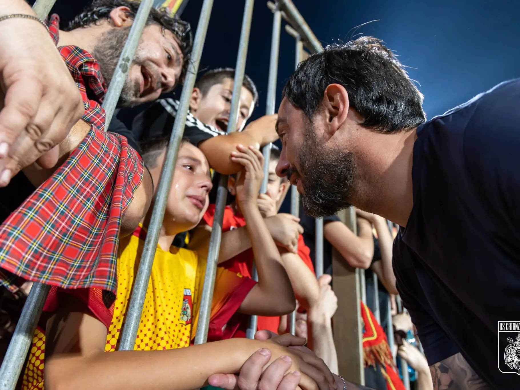 Le lacrime di un bambino e il sorriso di Aquilani che lo consola: il Catanzaro non va in Serie A ma ha vinto lo stesso
